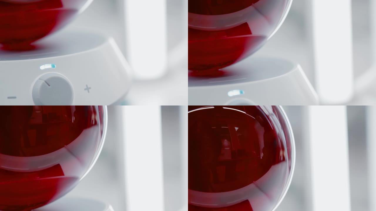 光明实验室。圆形玻璃瓶。红色液体在烧瓶中沸腾。化学反应。食用色素生产。垂直全景。摄像机从下到上移动。