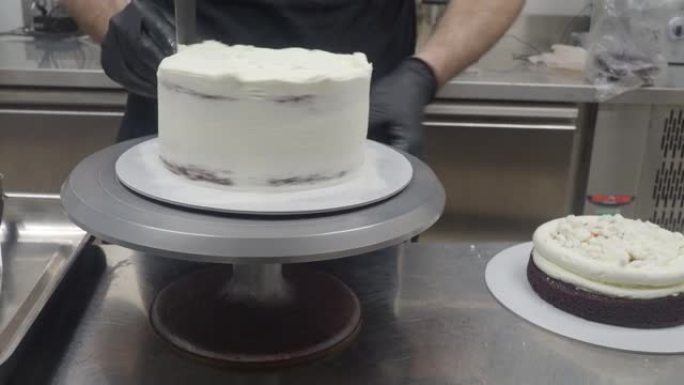 厨师糕点设计师糖果磨砂多层黑巧克力蛋糕，里面塞满浆果和鲜奶油