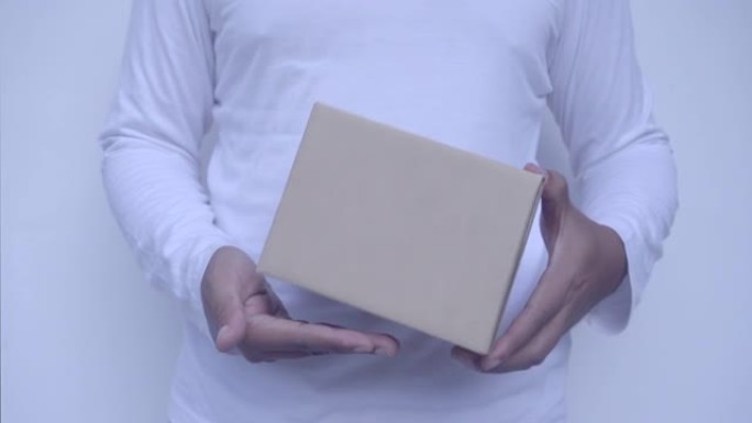 男性手部慢动作上的棕色盒子