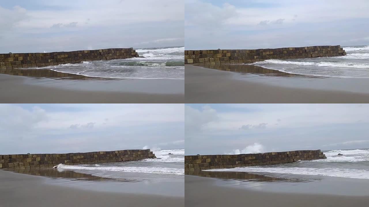 海浪撞向破波器