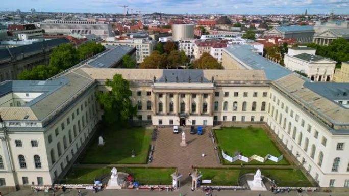 普鲁士艺术大学。夏季2022年9月，德国柏林林登洪堡大学的完美鸟瞰图飞行全景轨道无人机。Marnit