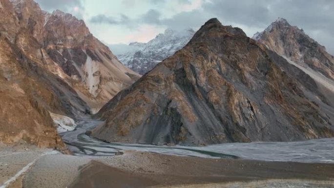 秋天，沿着喀喇昆仑山公路，喜马拉雅山喀喇昆仑山脉的hunza河的风景鸟瞰图。巴基斯坦北部