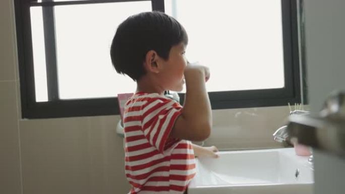 亚洲男孩刷牙防止蛀牙。儿童进食后注意口腔卫生。