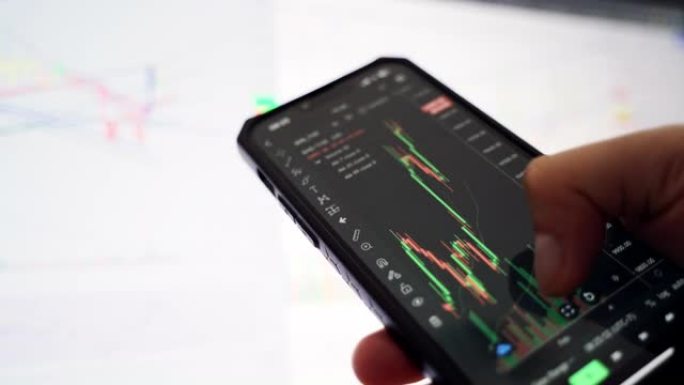 手滚动手机屏幕，股市数据，股市价格走势图。