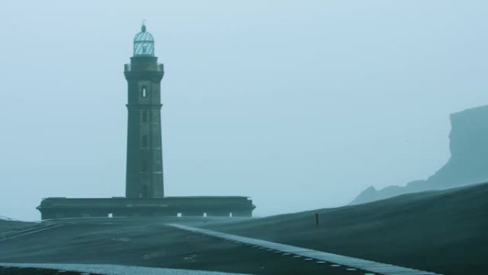 暴风雨中Ponta dos Capelinhos灯塔的惊人特写镜头。亚速尔群岛