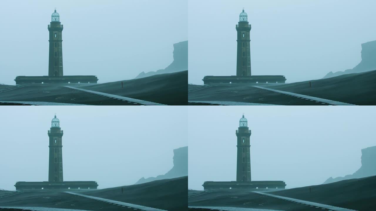 暴风雨中Ponta dos Capelinhos灯塔的惊人特写镜头。亚速尔群岛