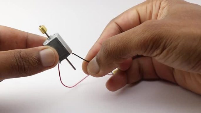 当电池的电线连接到其端子时，双轴或双轴直流电机工作