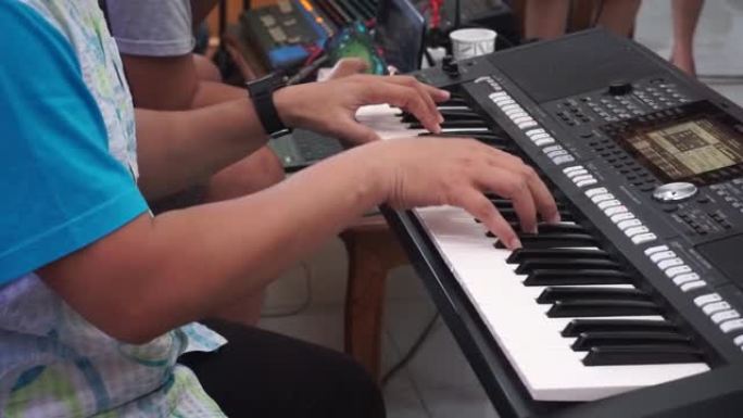 作曲家的手演奏钢琴，合成器，电子琴键盘。