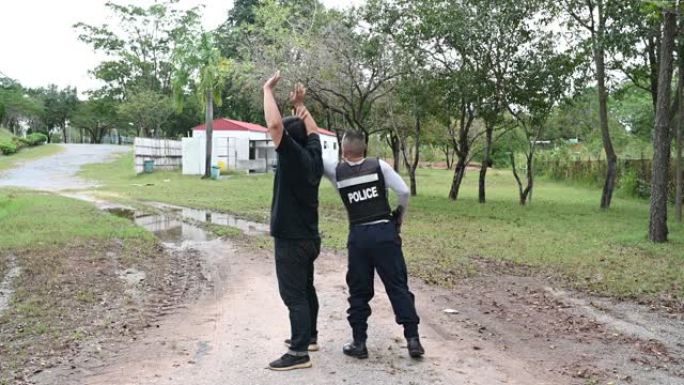 警察和小偷概念，警察抓住罪犯违法