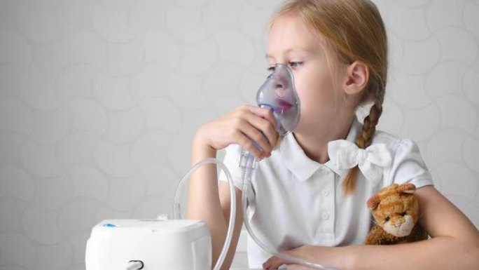 白人小女孩在家里的餐桌上用医用雾化器吸气