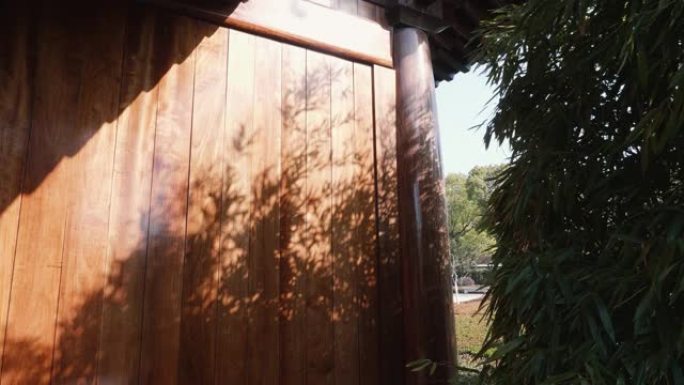 晴天，竹叶在风中摆动，阴影在木墙上摆动，4k慢动作镜头。
