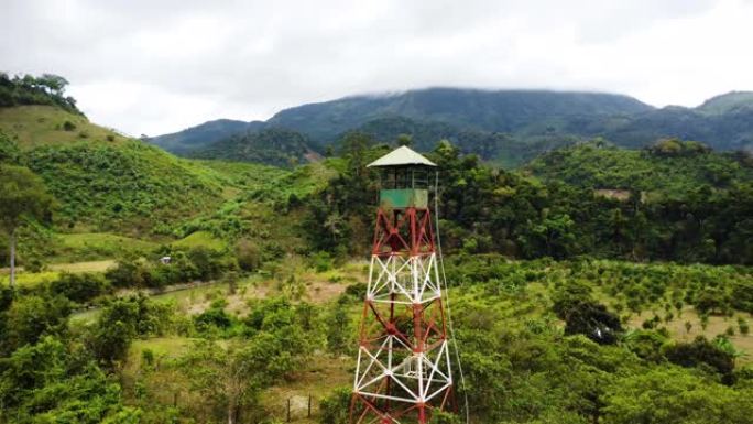 俯瞰越南丛林充满活力的景观的金属watch望塔，空中轨道