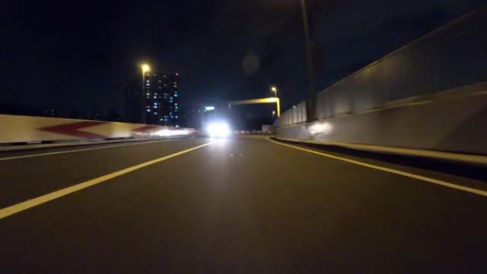 夜间在高速公路上行驶/向后看/高速
