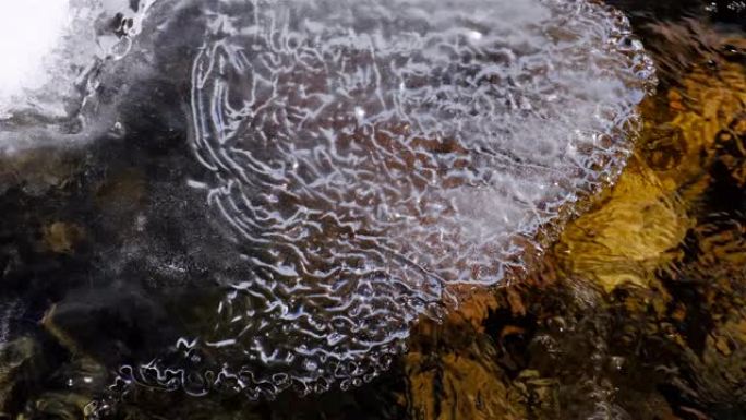 冰河流水冬季五彩石
