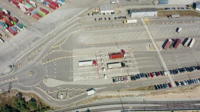 进入港口码头装载货物的卡车的鸟瞰图，