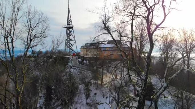 冬季下午朦胧的Uetliberg观景塔的下降无人机视图。