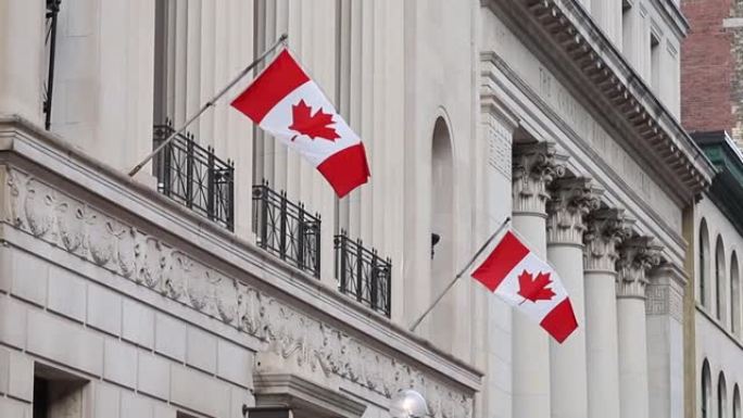 在Sparks street市区的建筑物上的加拿大国旗