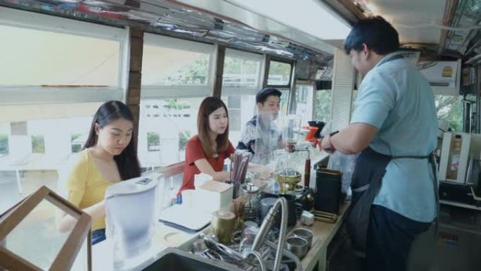 顾客在食品卡车巴士上从咖啡师那里订购咖啡的4k视频片段