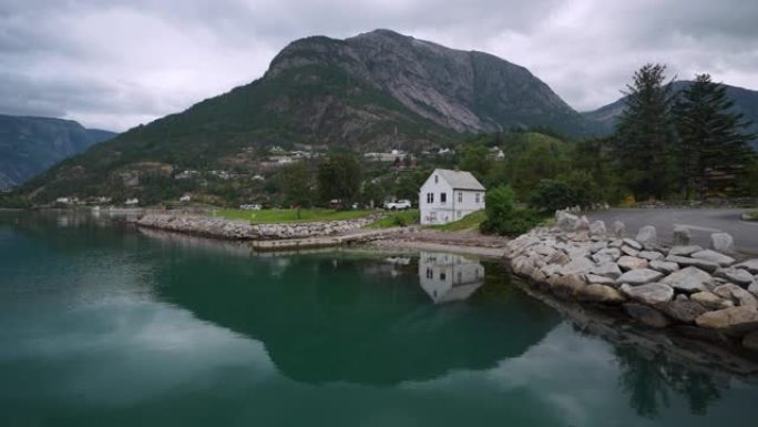 挪威蓝色平静湖的风景