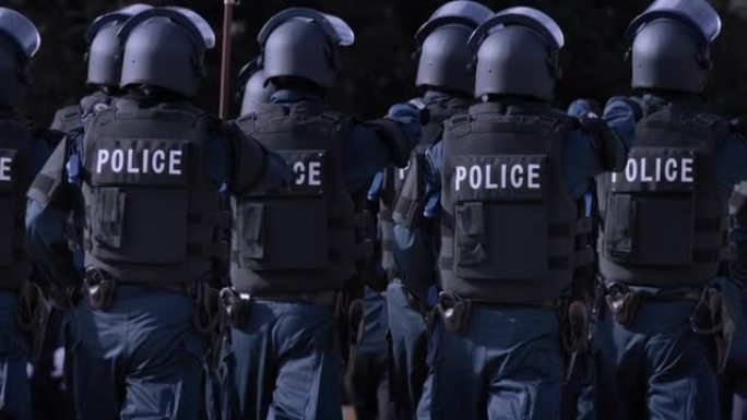 警察列队训练以保护城市