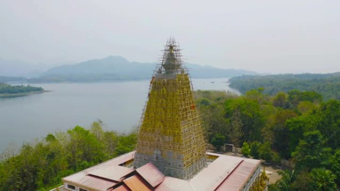 Phuthakaya寺塔，桑克拉布里北碧府景点。菩提伽耶佛塔前的Singha。泰国建筑。地标