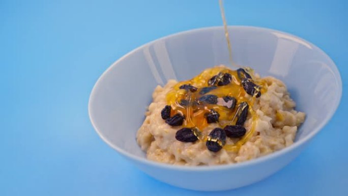 燕麦粥配葡萄干和蜂蜜作为早餐。