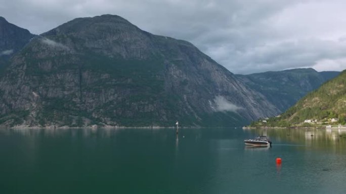 蓝色平静湖上的船的风景