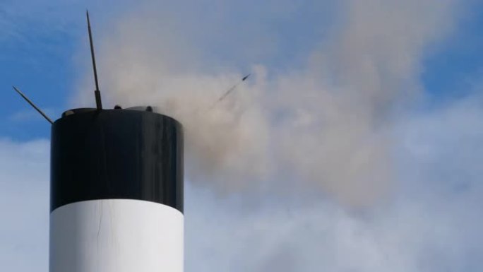 法国烟囱冒出的烟雾和空气污染。