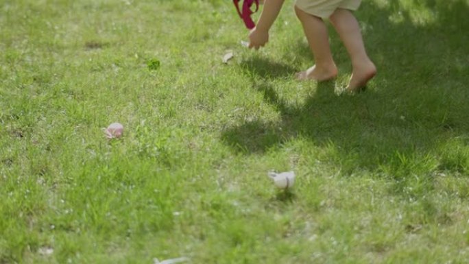 复活节快乐小男孩捡复活节彩蛋隐藏绿草