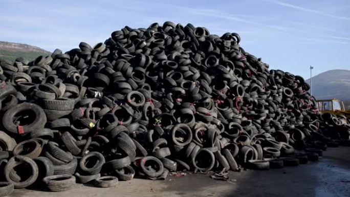 堆旧的和损坏的轮胎，在垃圾填埋场准备回收