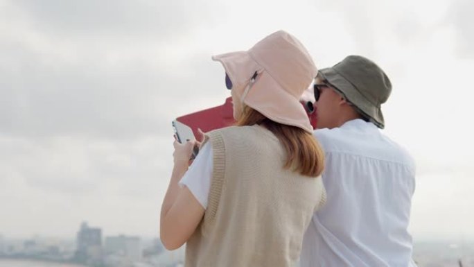 一对恋爱中的情侣在城里旅行。