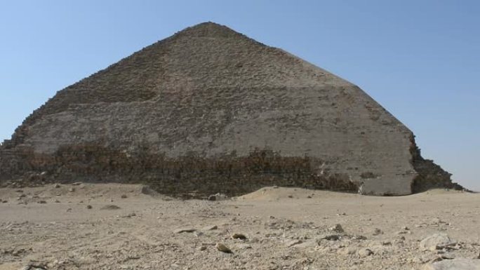 斯尼费鲁国王弯曲的金字塔，埃及早期金字塔发展的一个独特的例子，位于巴德拉辛市，由古老的石灰岩建造