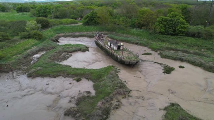 英国埃塞克斯郡瓦特泰勒郊野公园溪腐烂沉没木船的鸟瞰图，废弃的1960年