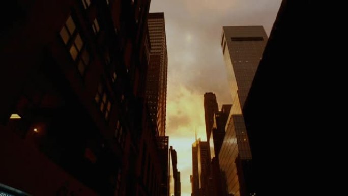 纽约市景观: 摩天大楼之间的日落