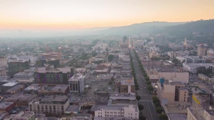 好莱坞星光大道上的日落从上方看到美国加利福尼亚州洛杉矶，无人机向后运动
