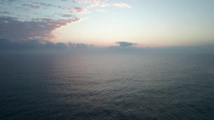 海上日出。海上日落。日出在云层中反射。向下倾斜摄像机运动。版本3