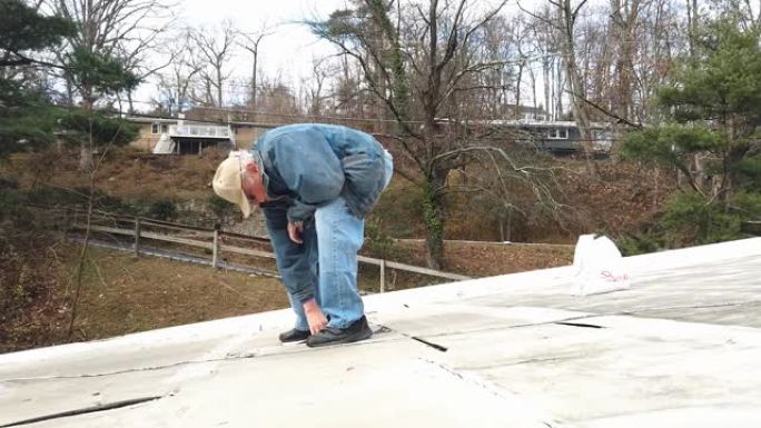 一位高级房主修理了他的平屋顶漏水-剥离失败的胶带
