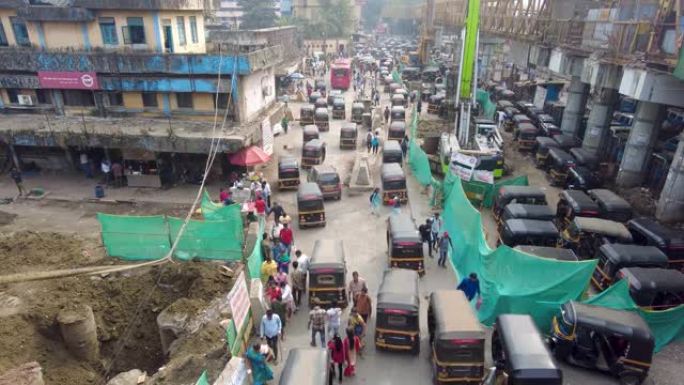 印度孟买街头交通堵塞。
