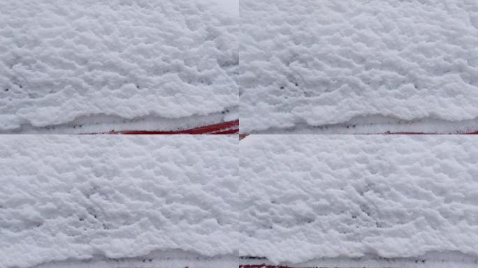 垂直表面上新下落的蓬松雪层的纹理