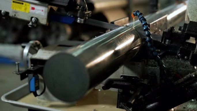 切割不锈钢管，用于工业切割金属不锈钢管和使用冷却液加热的带锯。工业工具。