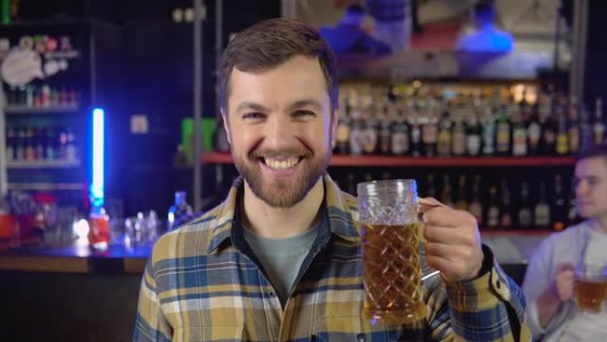 酒吧里喝啤酒的男人的肖像