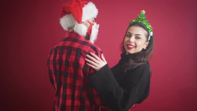 浪漫的情侣，圣诞节欣快感在红色背景上跳舞