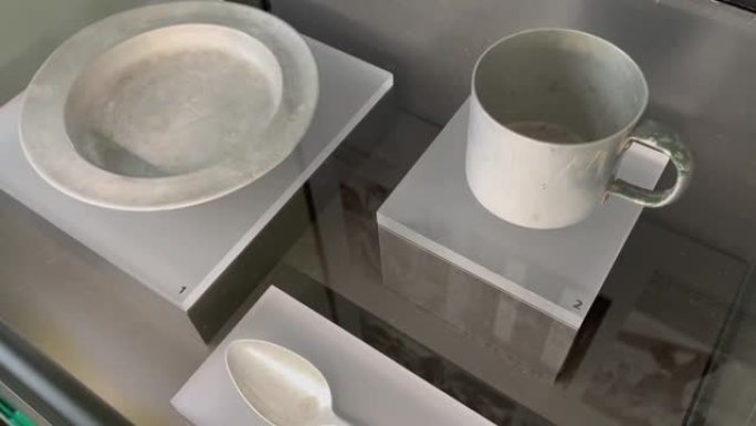 达豪集中营囚犯的马克杯、盘子和勺子样本
