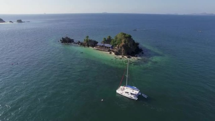 小岛上漂浮在海中的船的鸟瞰图