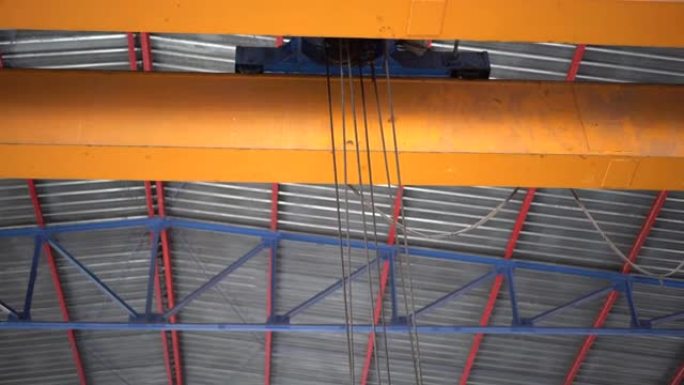 带磁性夹具的桥式起重机提升钢板