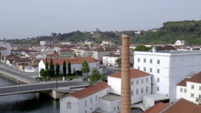 葡萄牙日出时托马无人机鸟瞰图，纳宝河和砖塔