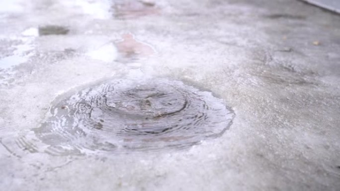 融化。由于融化的水滴下降，冰中的水坑