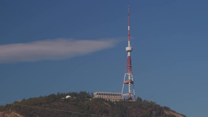 格鲁吉亚第比利斯。格鲁吉亚第比利斯电视广播塔。位于Mtatsminda公园的领土上。塔高274.5米