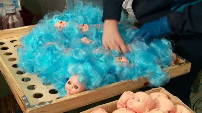 玩具厂生产娃娃接发和毛坯着色