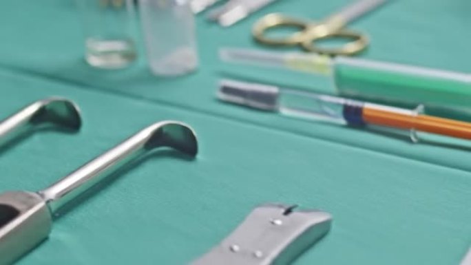 一套手术器械。镊子，手术刀，锯子，截肢刀，显微外科钳和夹子，腹铲，钩，针。